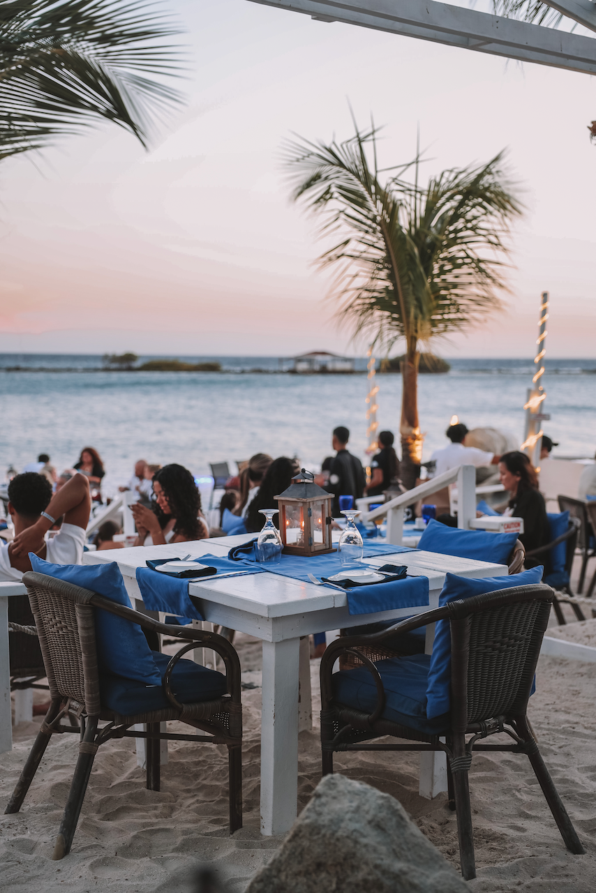 Repas au coucher du soleil à Flying Fishbone restaurant - Aruba - Îles ABC - Caraïbes