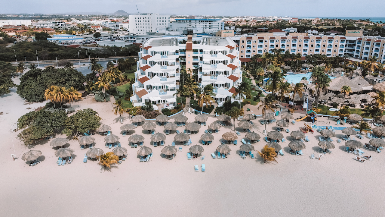 La plage de Manchebo vue par drone - Aruba - Îles ABC - Caraïbes