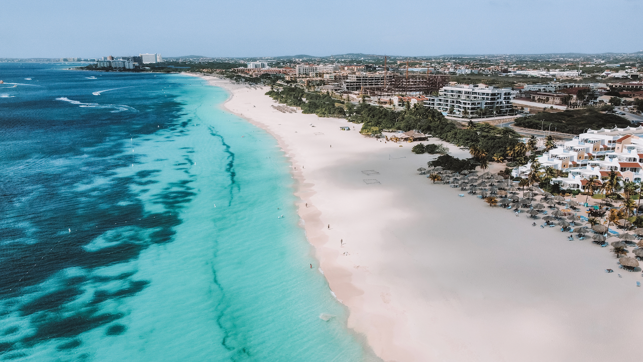 Plage d'Eagle Beach vue par drone - Aruba - Îles ABC - Caraïbes