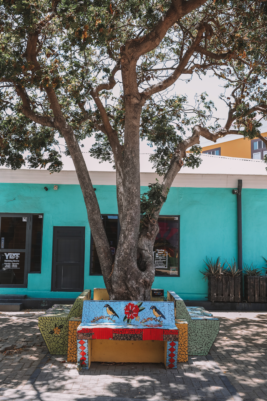 Joli banc coloré à San Nicolas - Aruba - Îles ABC - Caraïbes