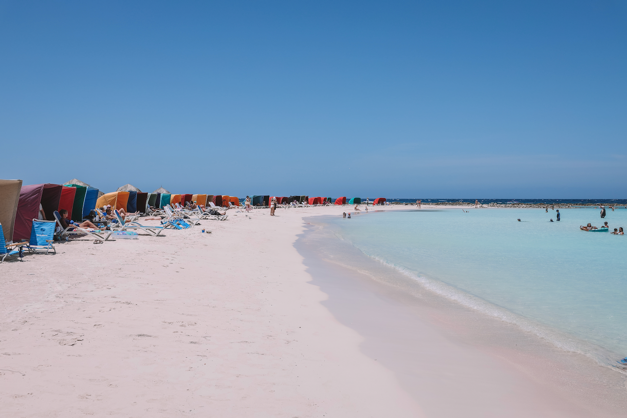 Les cabanes multicolores sur la plage de Baby Beach - Aruba - Îles ABC - Caraïbes