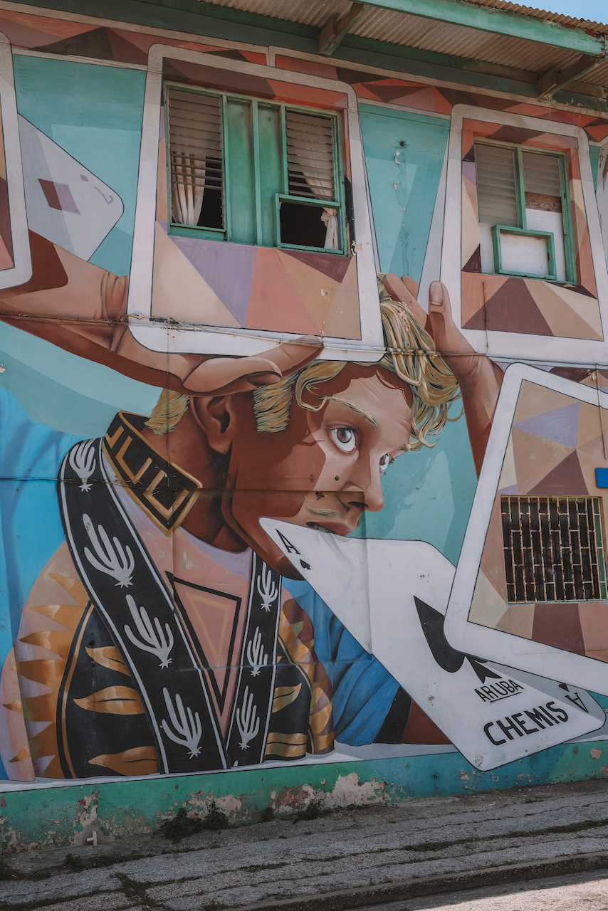 Murale d'une femme qui mange un jeu de cartes à San Nicolas - Aruba - Îles ABC - Caraïbes