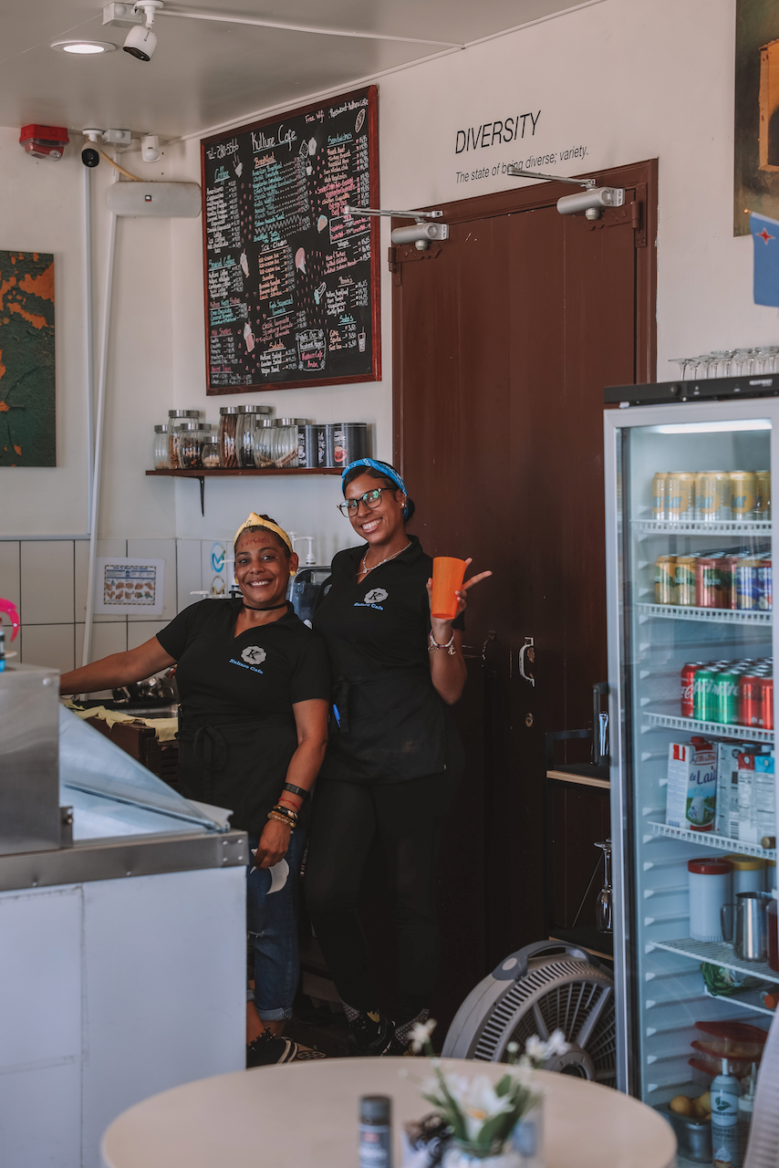 Nos deux gentilles serveuses au Culture Cafe à San Nicolas - Aruba - Îles ABC - Caraïbes