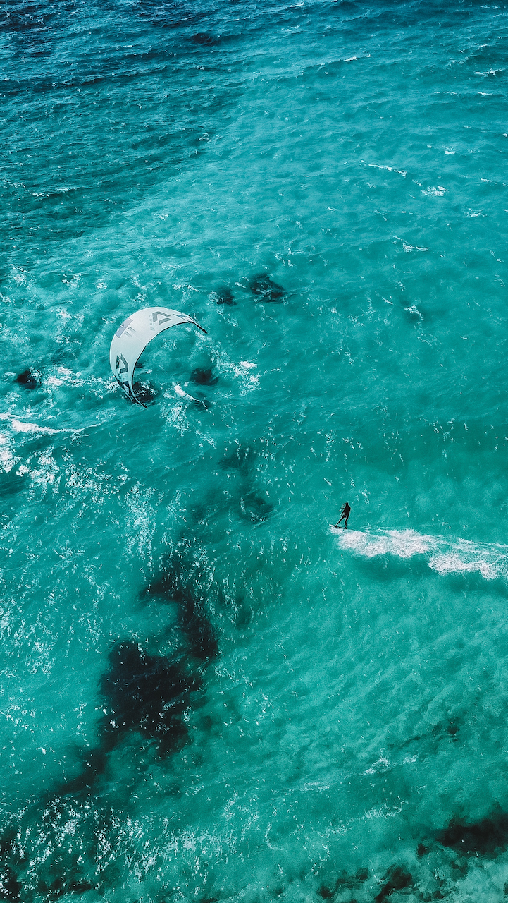 Un kitesurfer dans les eaux turquoises de Boca Grandi - Aruba - Îles ABC - Caraïbes
