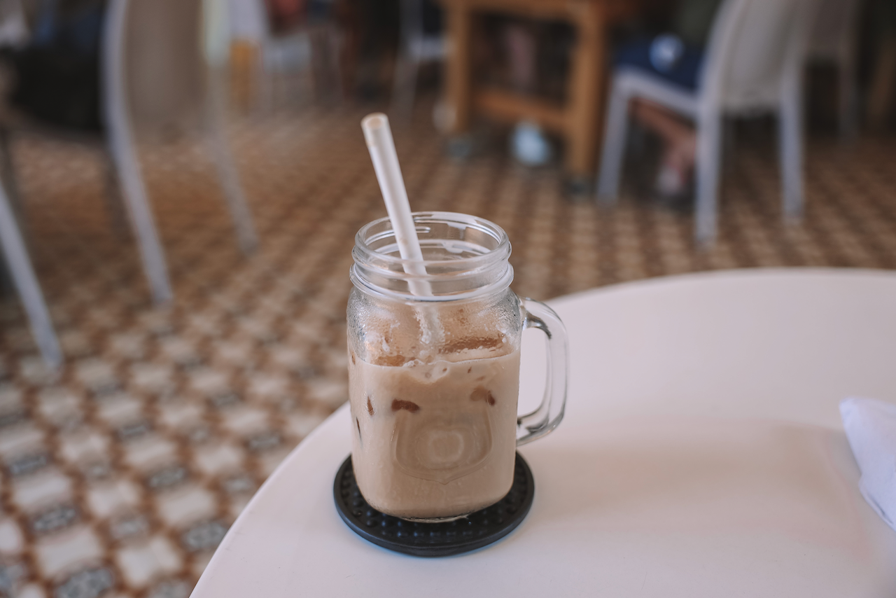Café latté glacé au Culture Cafe à San Nicolas - Aruba - Îles ABC - Caraïbes