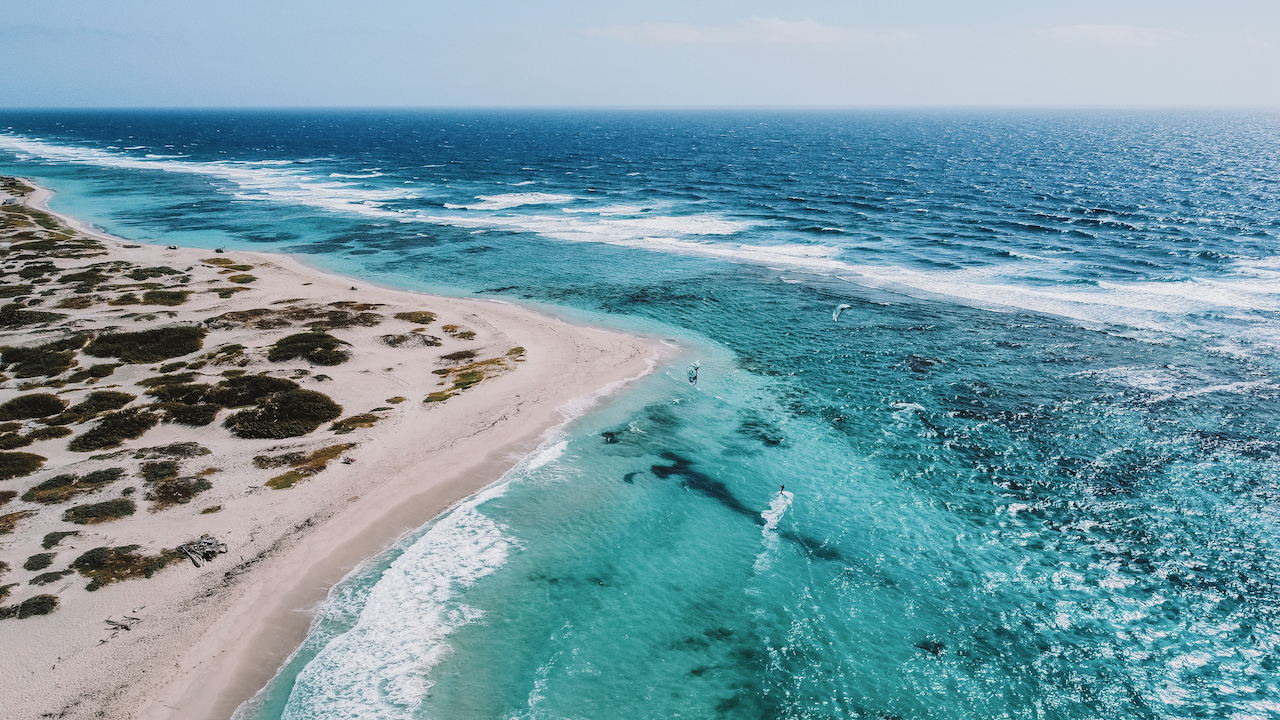 La pointe de la plage de Boca Grandi prise par drone - Aruba - Îles ABC - Caraïbes