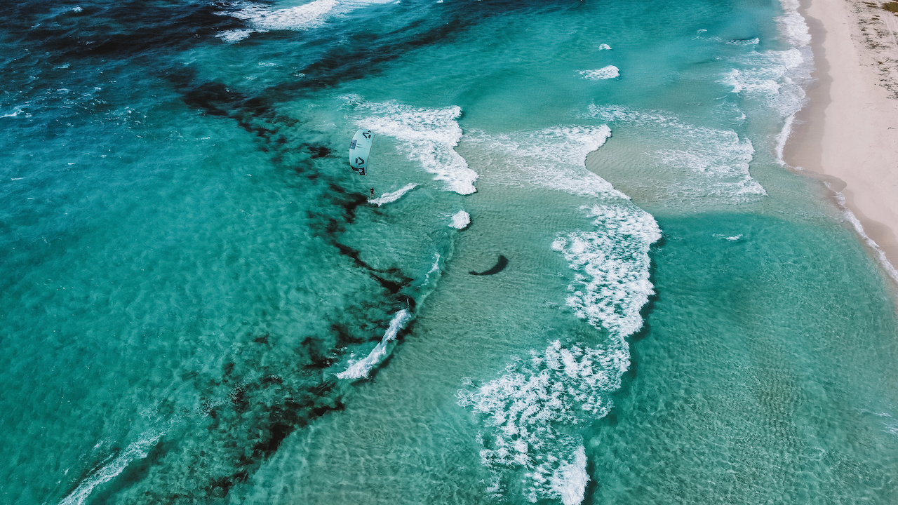Kitesurfers se faisant plaisir à Boca Grandi - Aruba - Îles ABC - Caraïbes