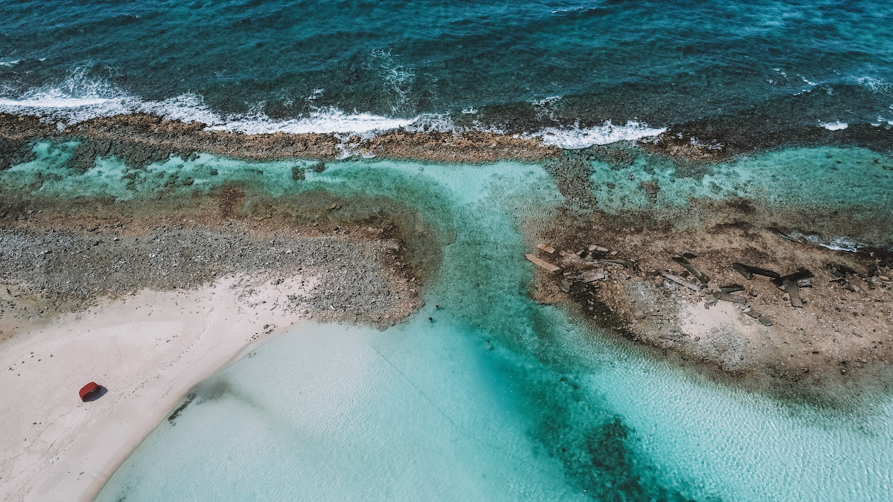 La lagune de Baby Beach, par drone - Aruba - Îles ABC - Caraïbes