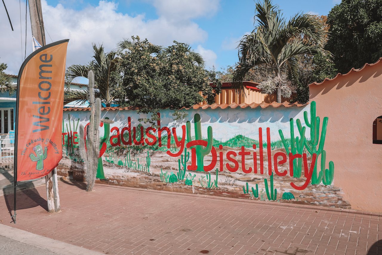 La murale de bienvenue de la distillerie Cadushy à Rincon - Bonaire - Îles ABC - Caraïbes