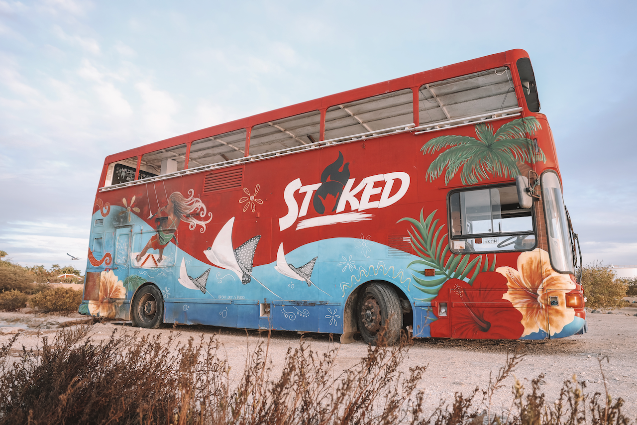 Les graffitis qui recouvrent Stoked Food Truck - Bonaire - Îles ABC - Caraïbes