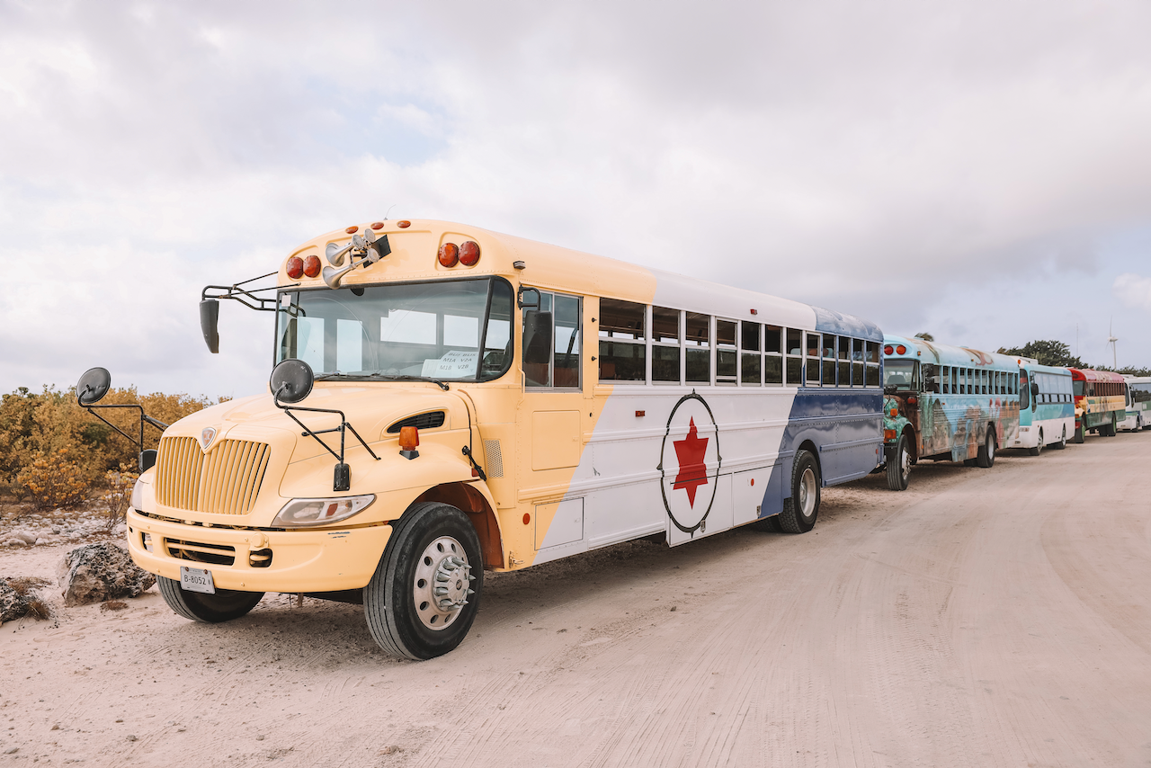 Autobus scolaires à Jibe City - Bonaire - Îles ABC - Caraïbes