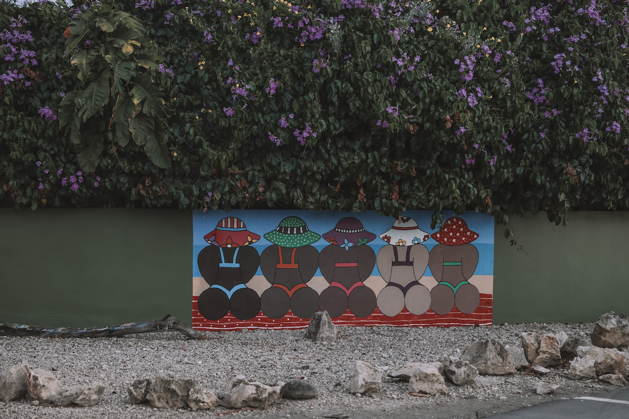 5 woman facing backwards graffiti - Bonaire - ABC Islands