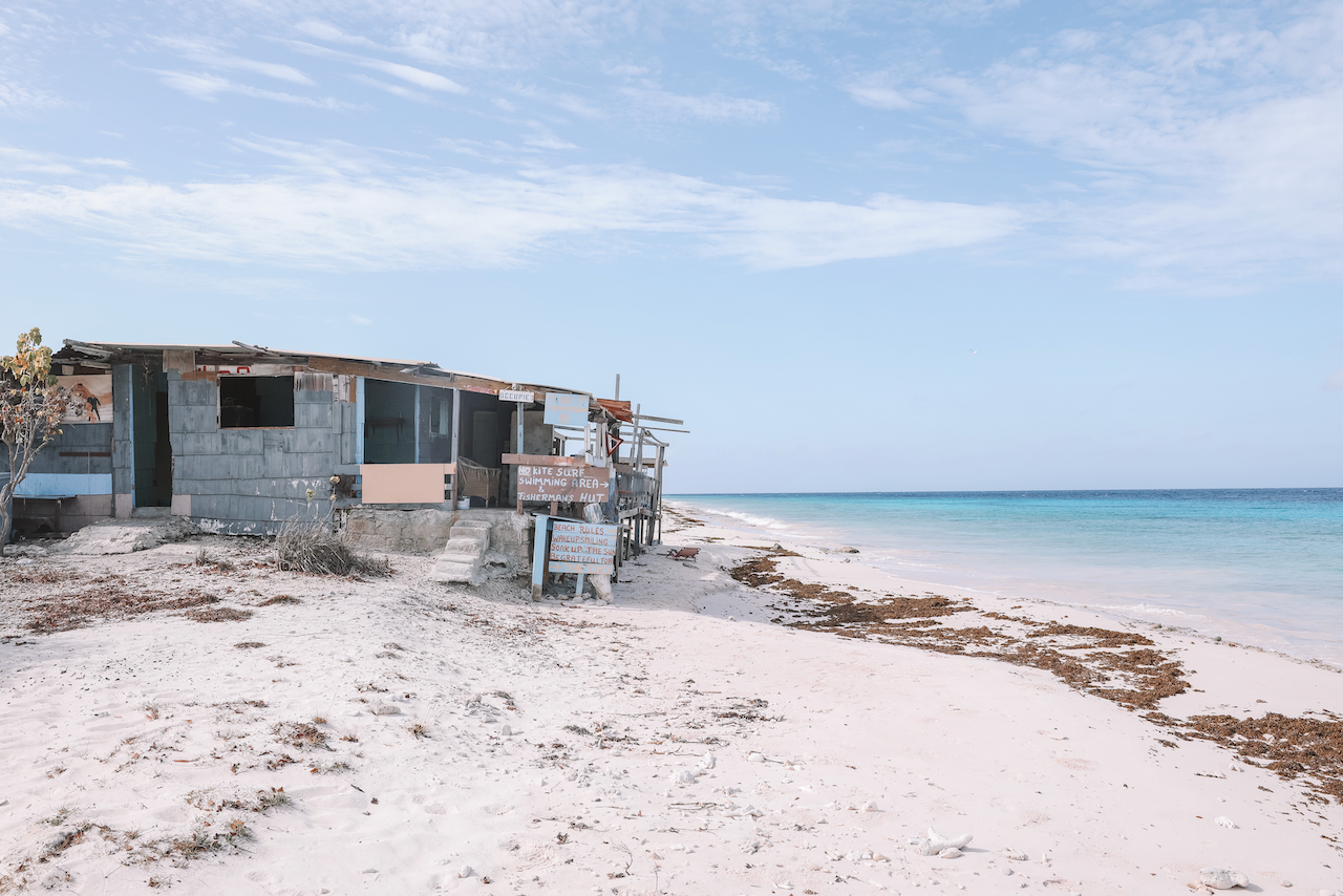 Cabane abandonnée sur la plage de kiteboard - Bonaire - Îles ABC - Caraïbes