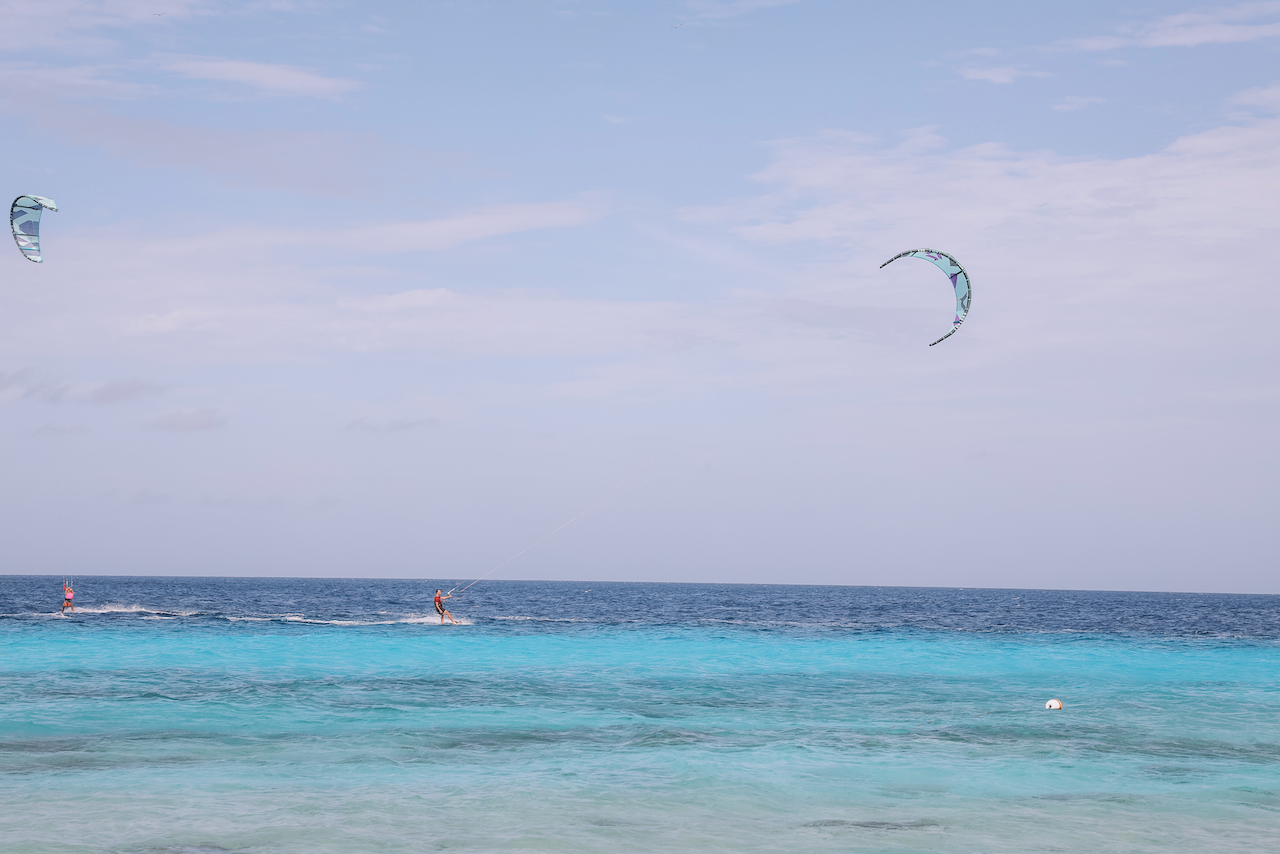 Un kitesurfer dans les eaux turquoises - Bonaire - Îles ABC - Caraïbes