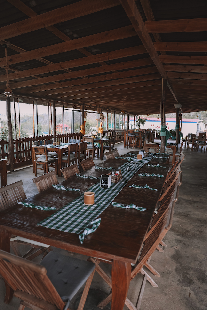 Big table ready for a group at Posada Para Mira restaurant in Rincón - Bonaire - ABC Islands
