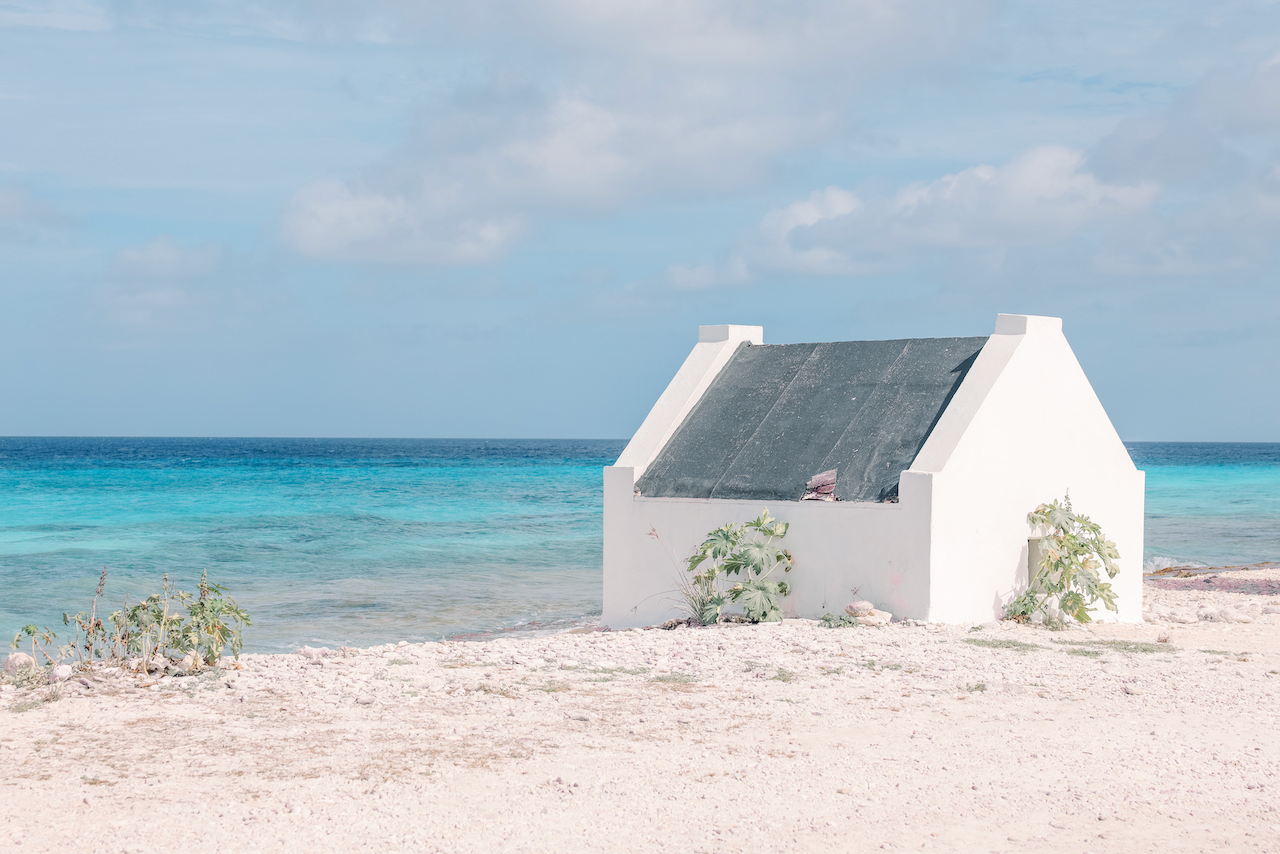Maison d'esclave blanche devant la mer turquoise - Bonaire - Îles ABC - Caraïbes