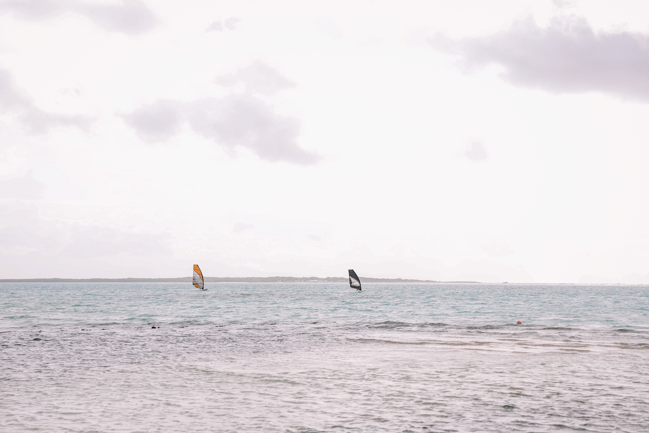Deux planches à voile à Jibe City - Bonaire - Îles ABC - Caraïbes