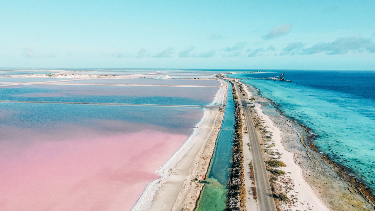 Les salines roses vues de haut - Bonaire - Îles ABC - Caraïbes