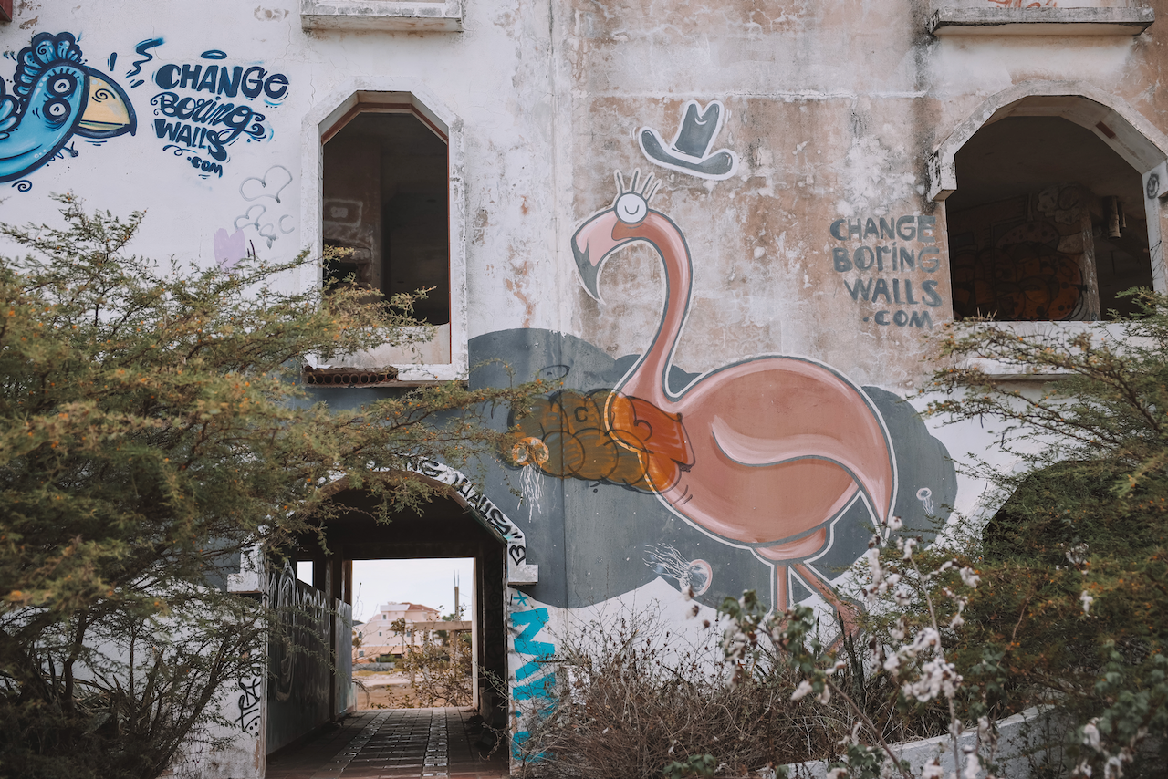 Peinture géante de flamant rose à l'hôtel Esmeralda - Bonaire - Îles ABC - Caraïbes