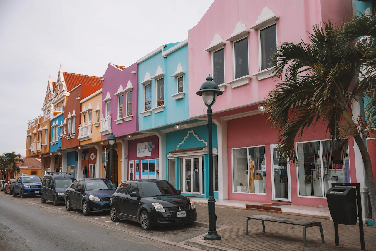 La grande rue Kaya Grandi de Kralendijk - Bonaire - Îles ABC - Caraïbes
