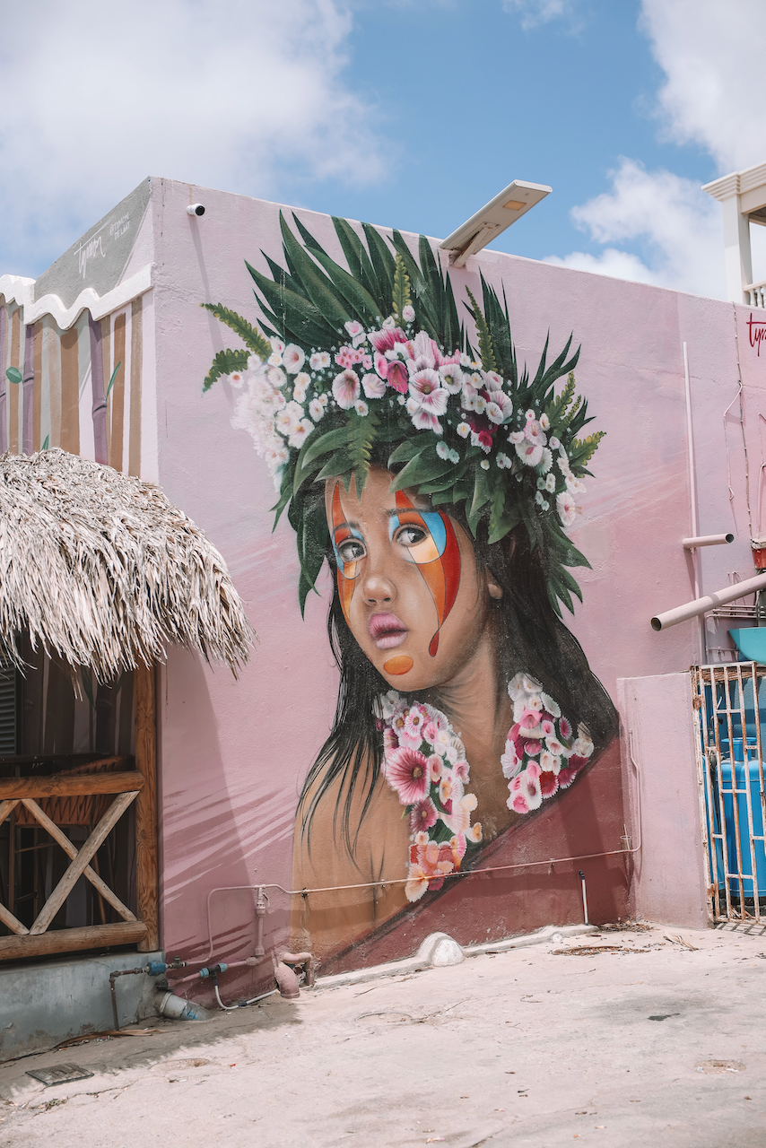 Murale d'une jeune fille à Tiki and co - Bonaire - Îles ABC - Caraïbes