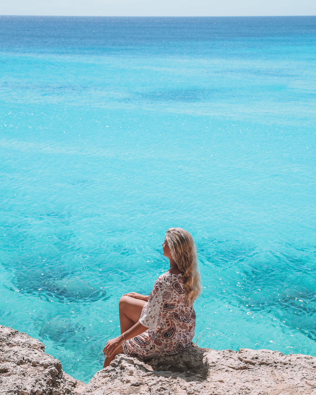 Femme posant sur la plage de Grote Knip - Curaçao - Îles ABC - Caraïbes