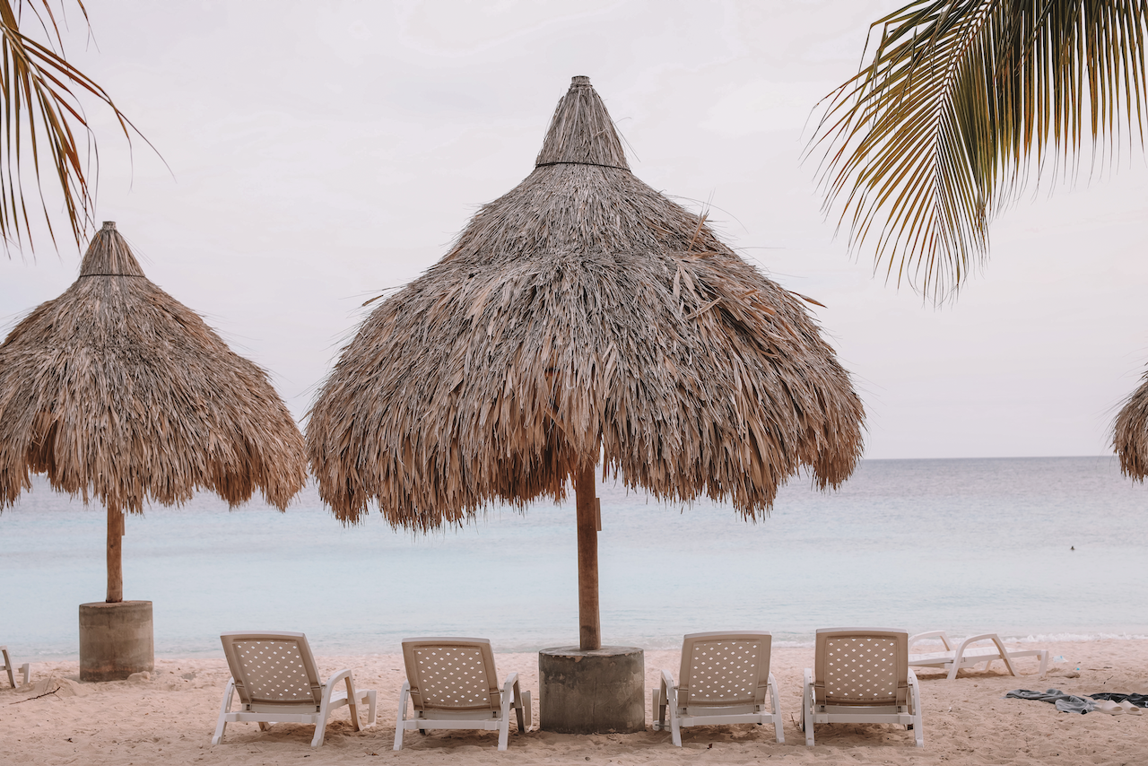 Lits de plage et parasols à Cas Abao - Curaçao - Îles ABC - Caraïbes