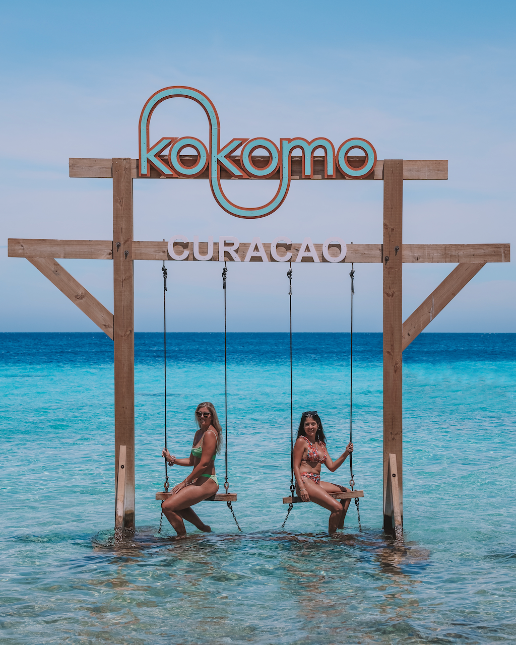 Deux amies qui profitent des balançoires dans l'eau - Kokomo Beach - Curaçao - Îles ABC - Caraïbes