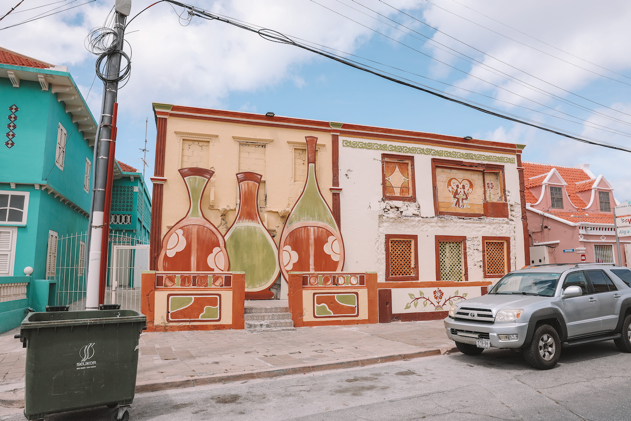 Vieil immeuble avec peinture de bouteilles - Willemstad - Curaçao - Îles ABC - Caraïbes
