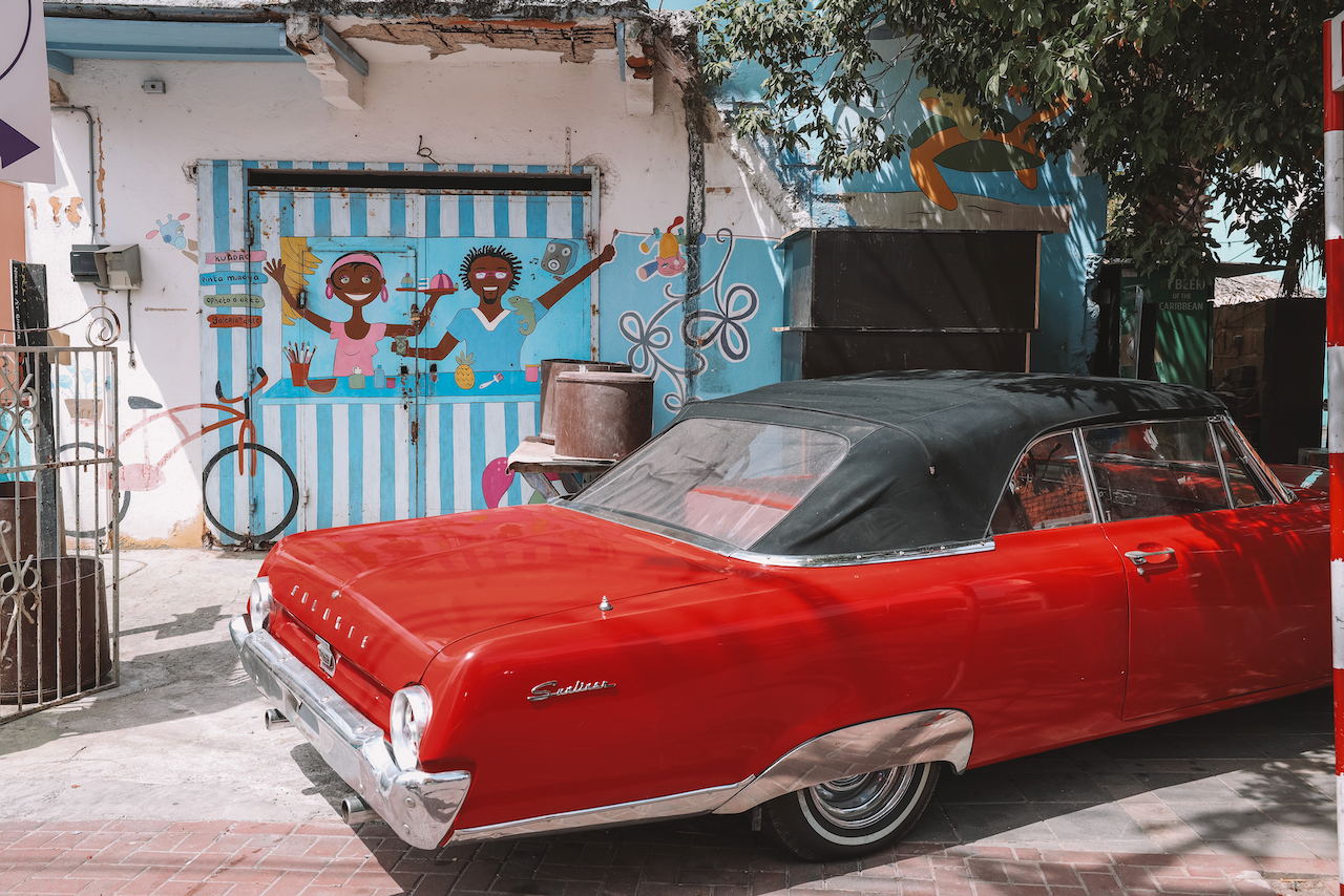 Vieille voiture rouge et peinture d'enfants - Willemstad - Curaçao - Îles ABC - Caraïbes