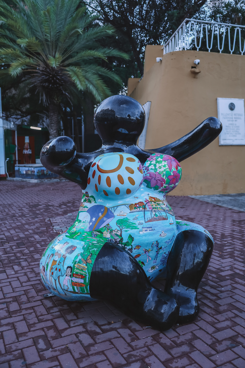 Sculpture d'une grosse femme - Willemstad - Curaçao - Îles ABC - Caraïbes