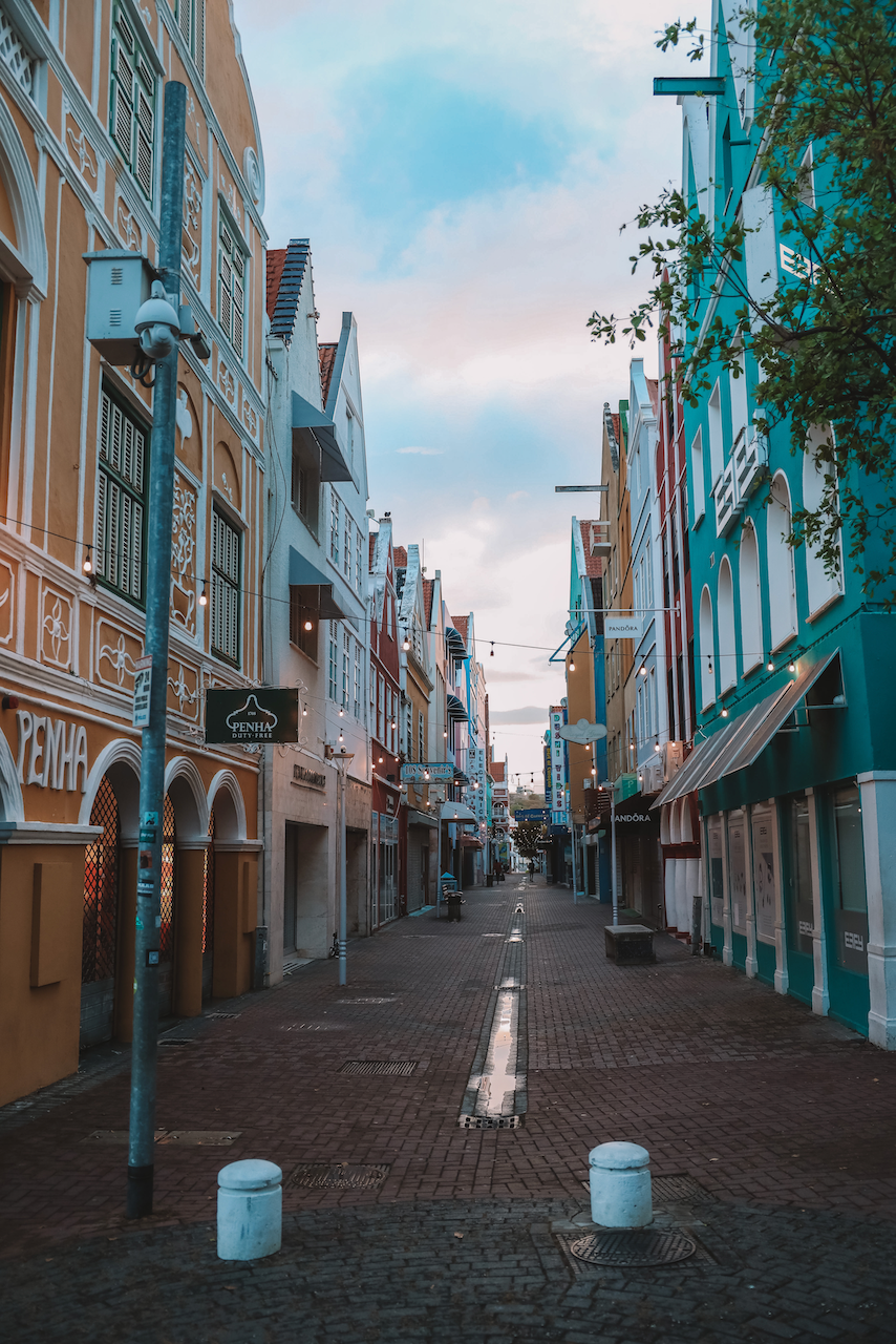 Les rues vides de la ville de bon matin - Willemstad - Curaçao - Îles ABC - Caraïbes