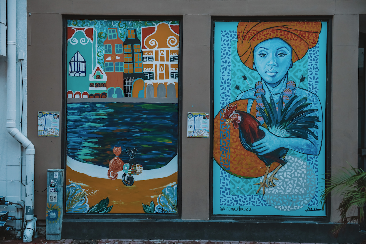 Peintures affichées sur un mur bleu - Willemstad - Curaçao - Îles ABC - Caraïbes