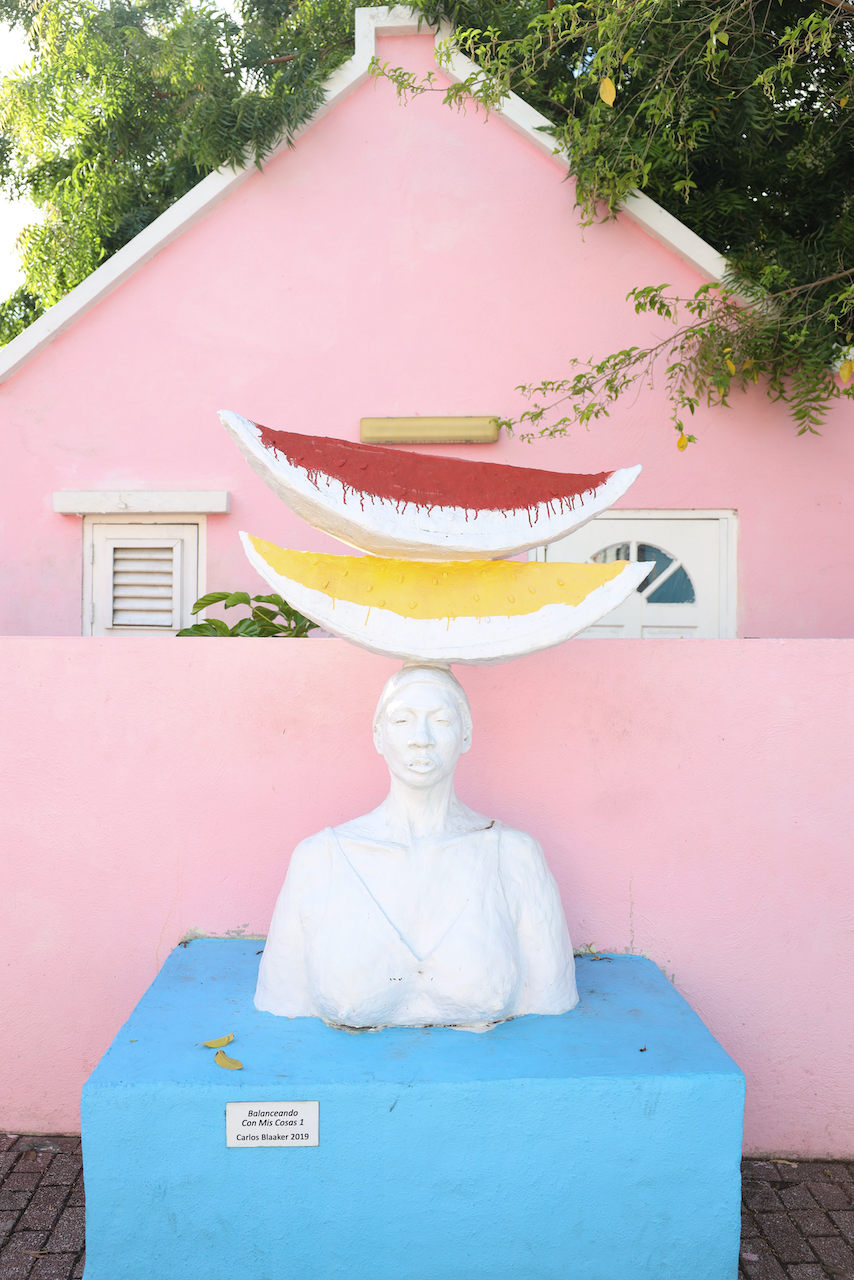 Statue avec deux tranches de pastèque - Willemstad - Curaçao - Îles ABC - Caraïbes