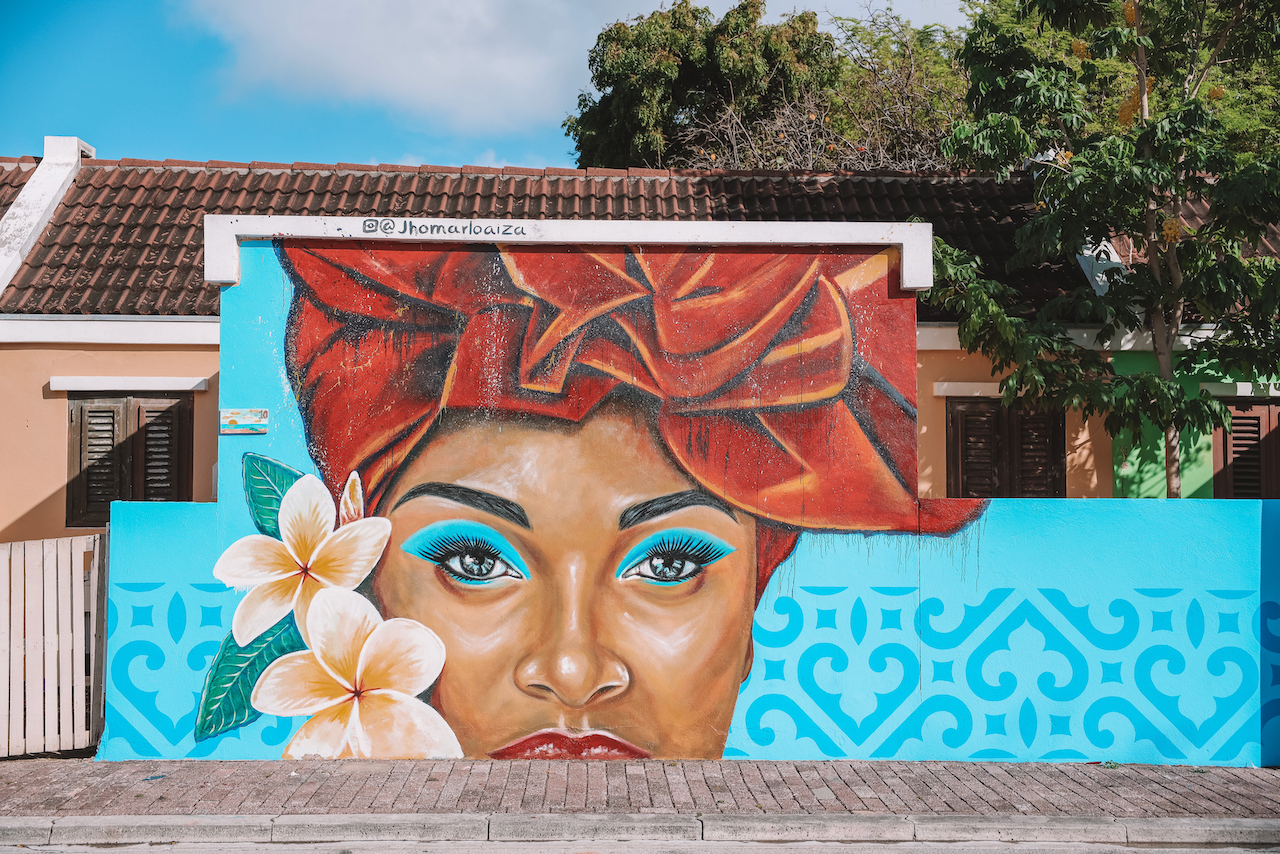 Femme noire et fleur de frangipanier - Willemstad - Curaçao - Îles ABC - Caraïbes