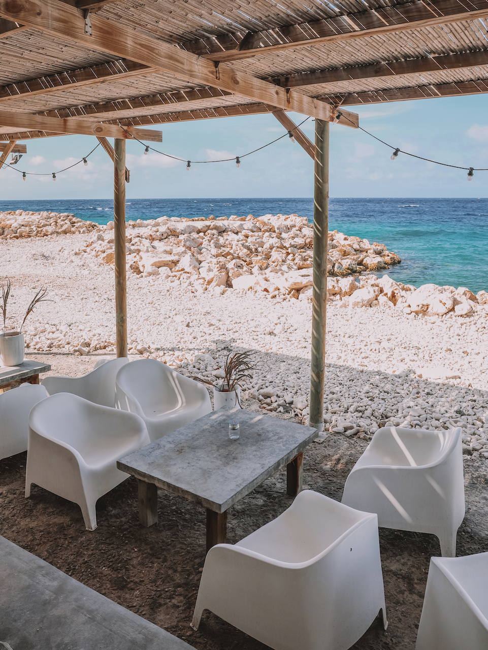 Tables et chaises sur la terrasse du restaurant Bij Blauw - Willemstad - Curaçao - Îles ABC - Caraïbes