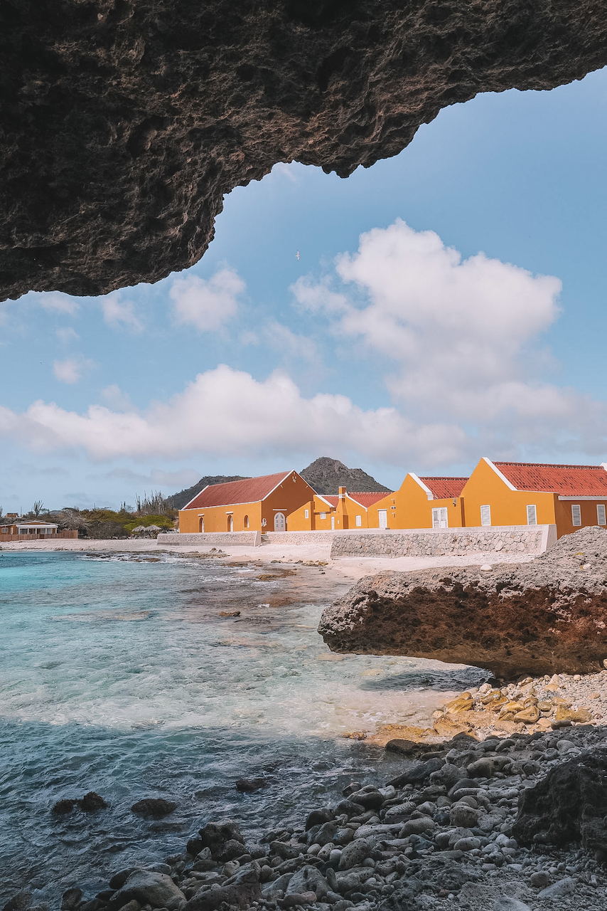 Grotte et maisons oranges à Boca Slagbaai - Parc national de Washington-Slagbaai - Bonaire - Îles ABC - Caraïbes