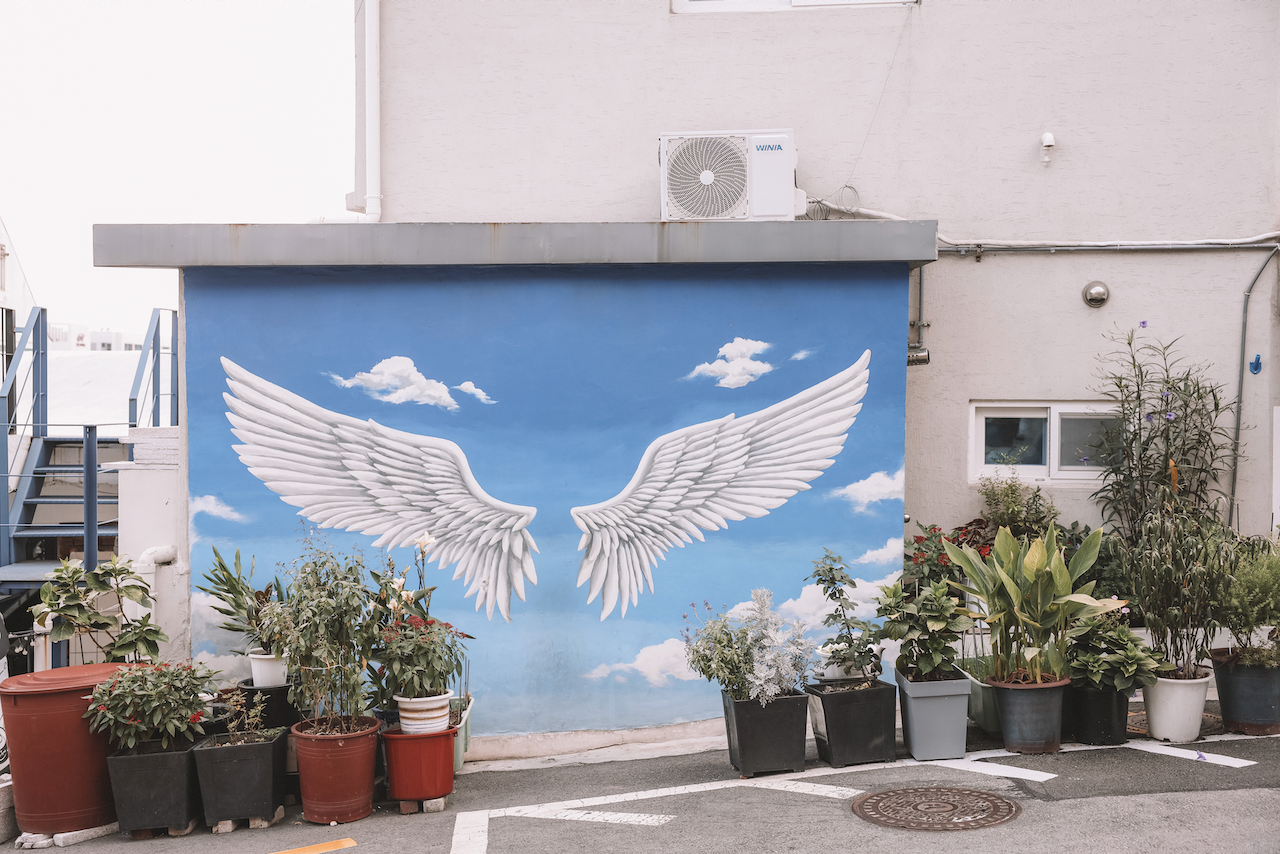 Graffiti d'une paire d'ailes au village Ihwa Mural - Séoul - Corée du Sud
