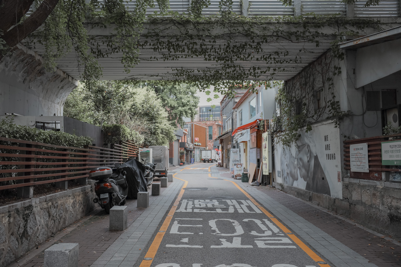 Petite rue mignonne sous un pont - Séoul - Corée du Sud