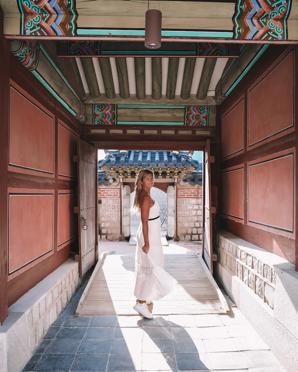 Jeune femme blonde se baladant - Gyeongbokgung Palace - Séoul - Corée du Sud