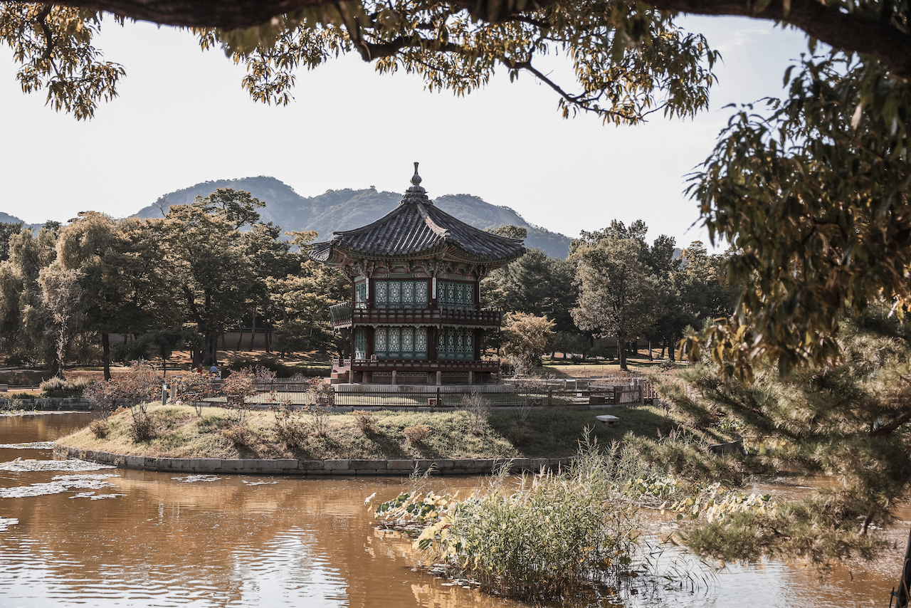 Isolé sur sa petite île - Hyangwonjeong Pavilion - Gyeongbokgung Palace - Séoul - Corée du Sud