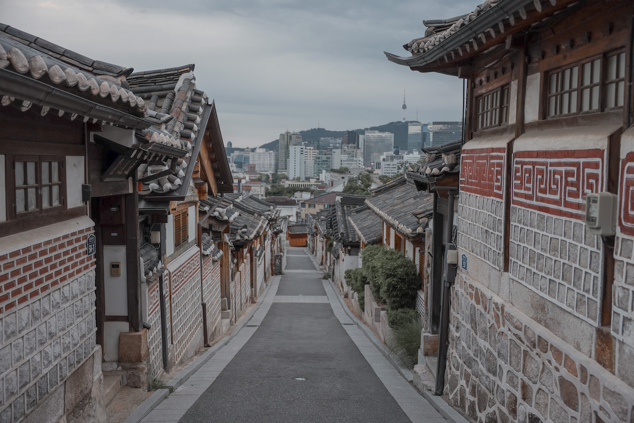Le village traditionnel de Bukchon Hanok avec la tour N Seoul en arrière-plan - Séoul - Corée du Sud