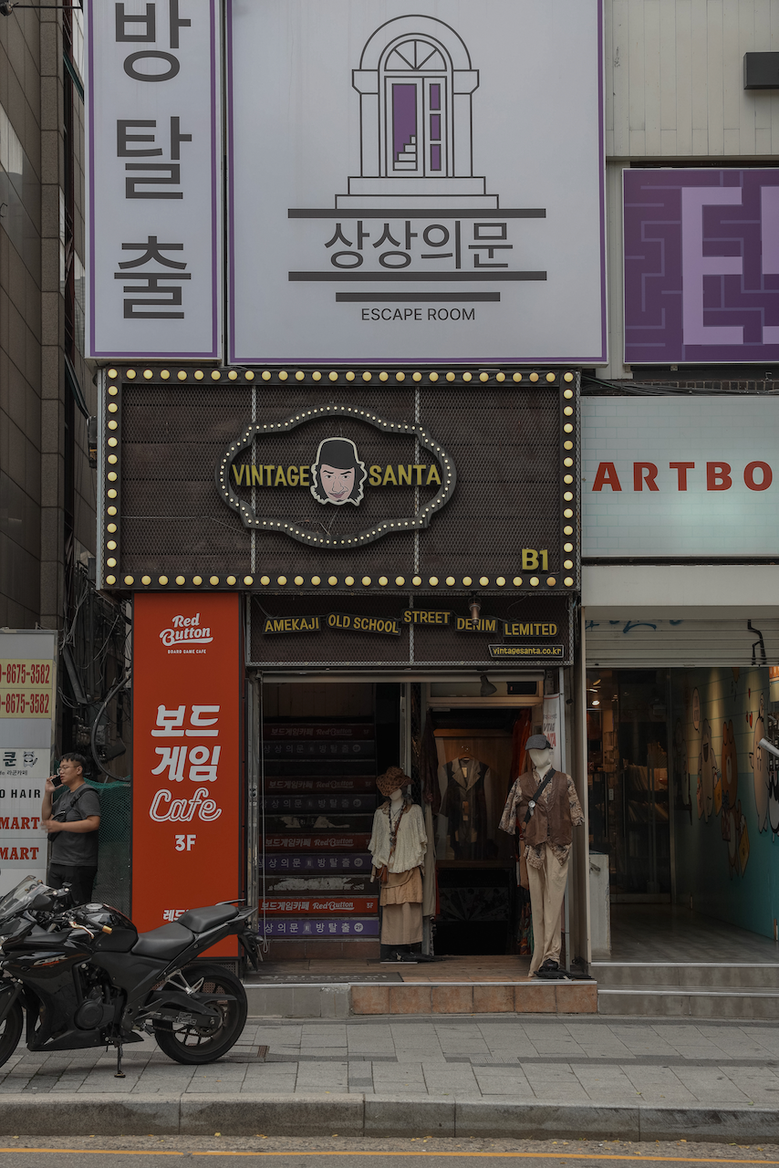 Vintage Santa thrift Shop - Hongdae - Seoul - South Korea