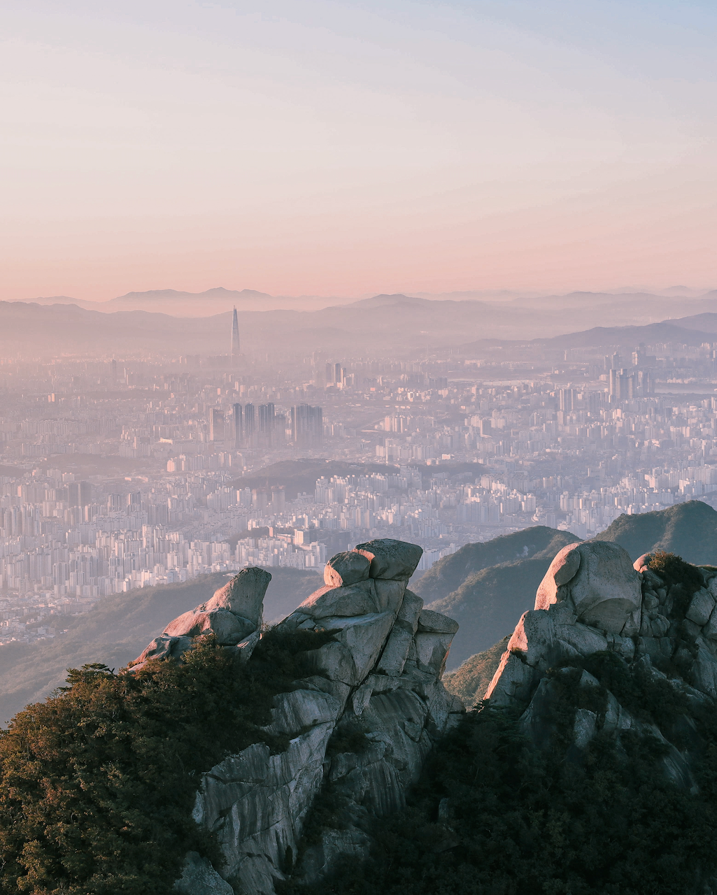 Seoul seen in the background - Sunrise in Bukhasan National Park - Seoul - South Korea