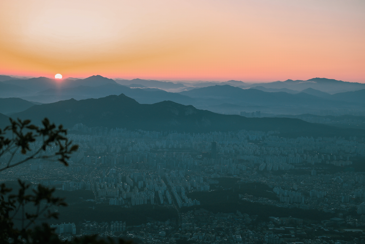 Le lever de soleil et la ville - Baegundae Peak - Séoul - Corée du Sud