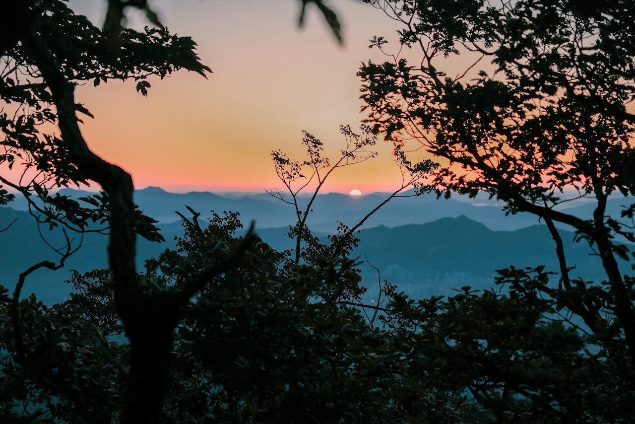 Premières lueurs de la journée - Lever de soleil au parc national de Bukhansan - Séoul - Corée du Sud