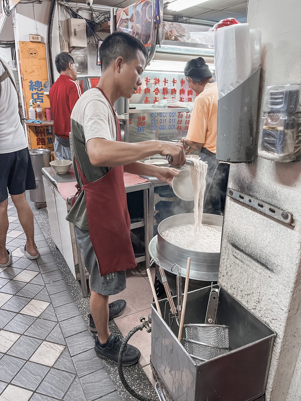 Un homme en train de préparer ma soupe aux nouilles Fuhong - Taipei - Taïwan