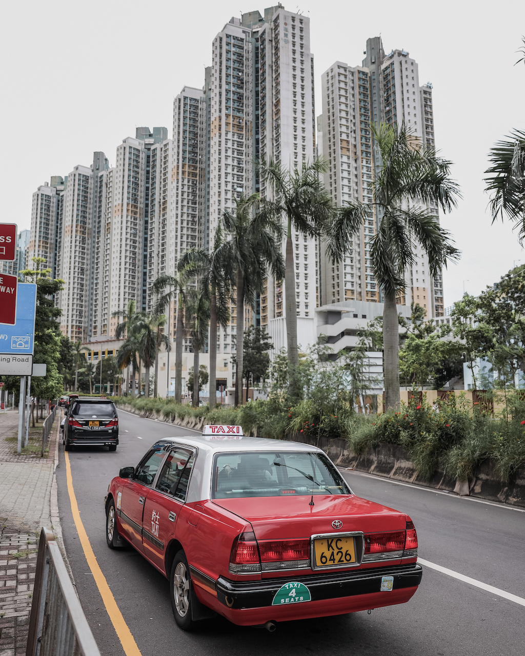 Taxi traditionnel devant les immeubles - Hong Kong