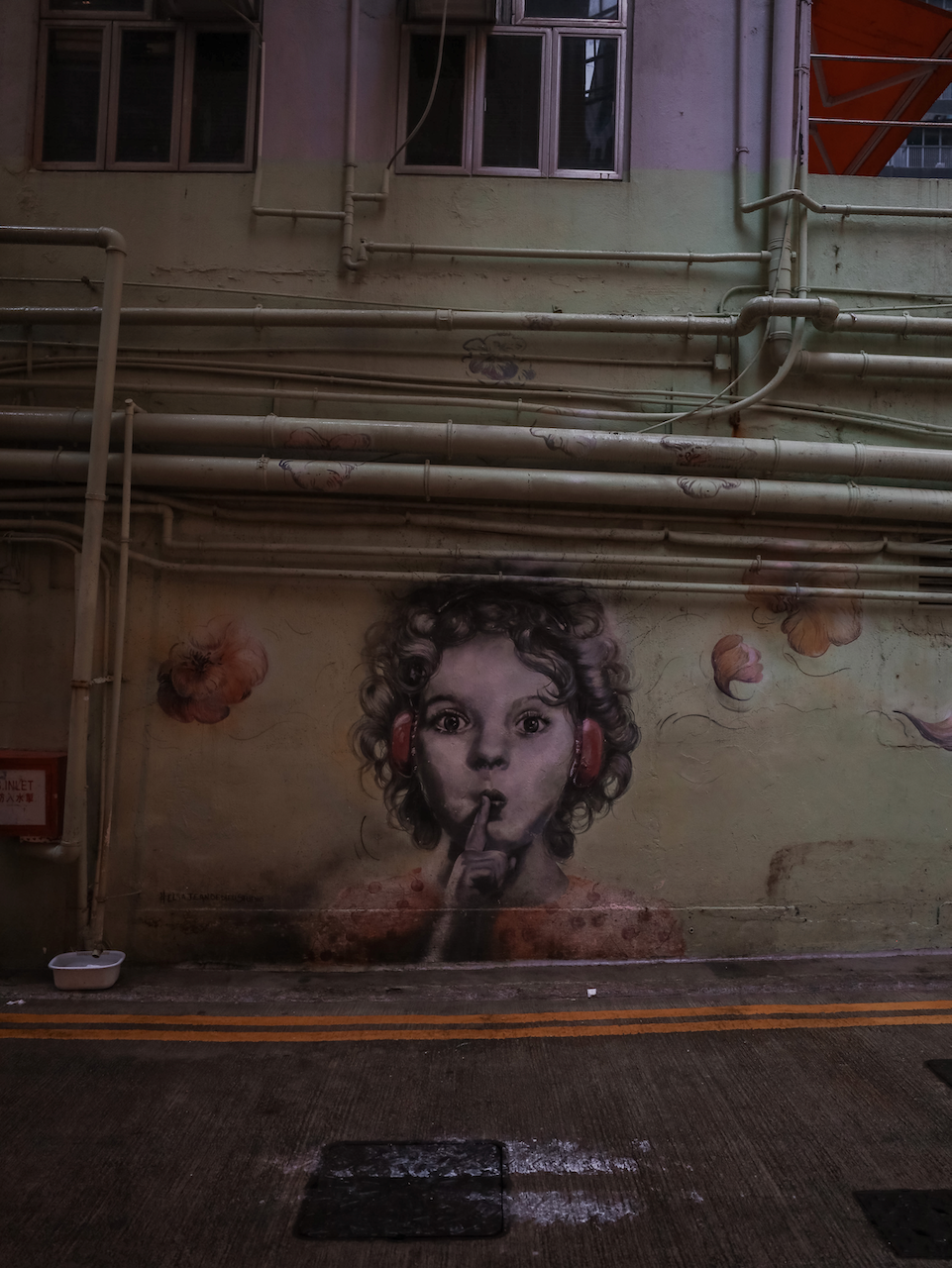 Shoosh little girl graffiti - Hong Kong