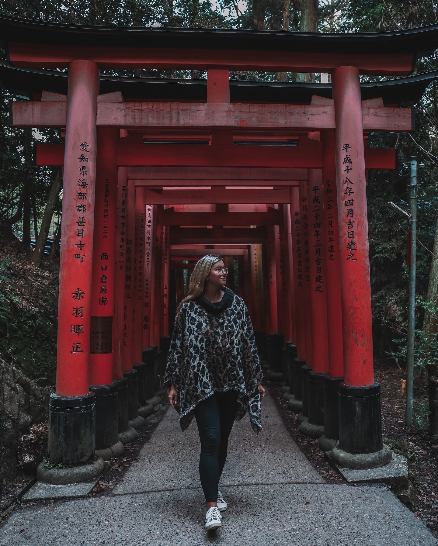 I had to start this short stay in Kyoto by an early morning visit to Fushimi-Inari Shrine!

Its thousands of vermilion torii gates lead to the sacred Mount Inari forest 🌳 

#fushimiinari #kyotojapan #fushimiinaritaisha #japaneseshrine